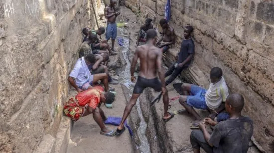 Freetown Mayor Engages Kush Addicts Under Bridge, Seeks Rehabilitation Pathways